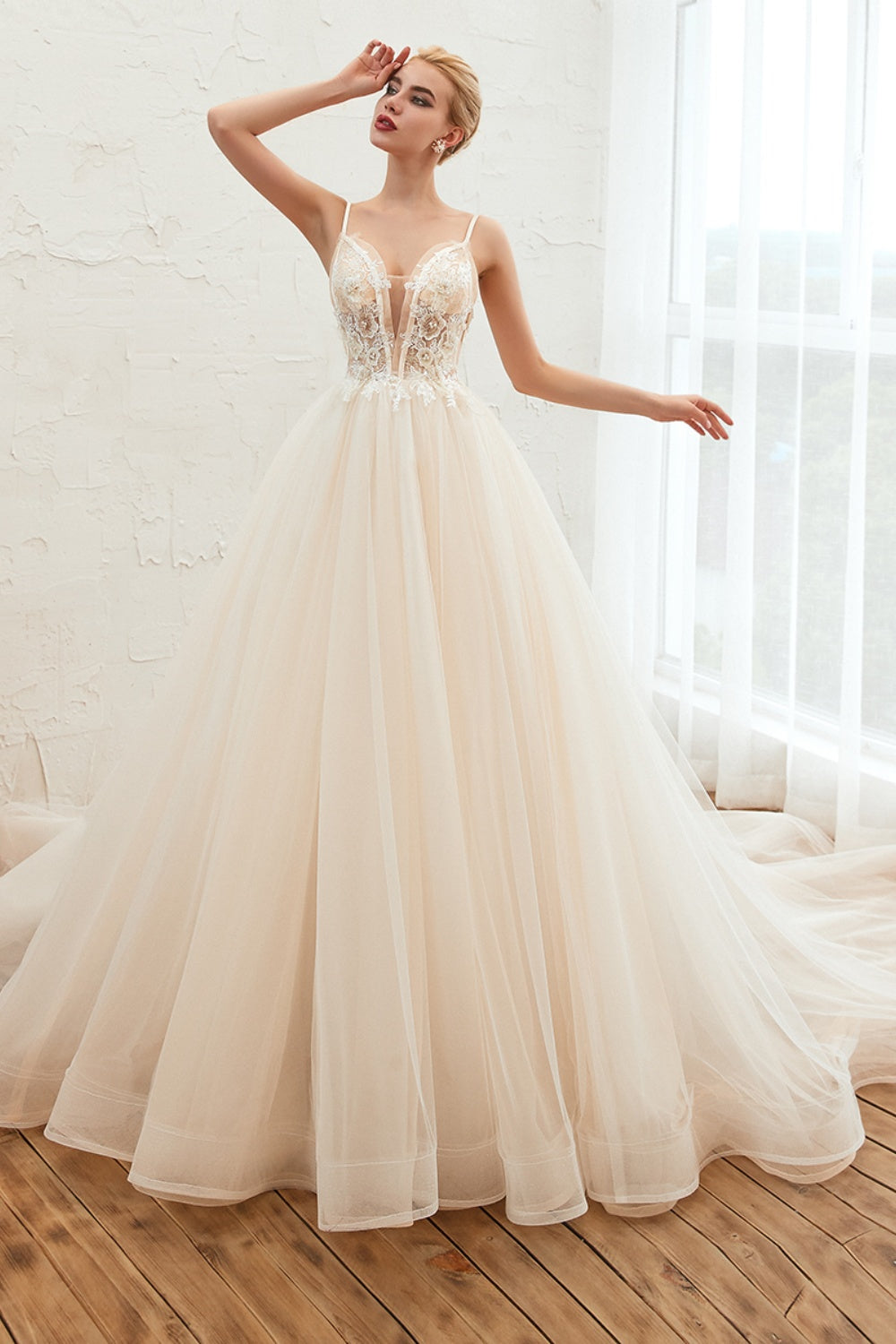 Elegant Long Appliques Lace Tulle A-line Wedding Dress