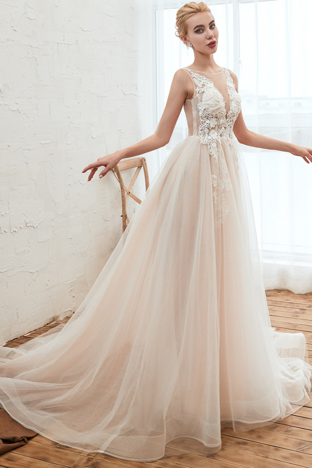 Elegant Long Sweetheart Appliques Lace Backless Tulle A-line Wedding Dress