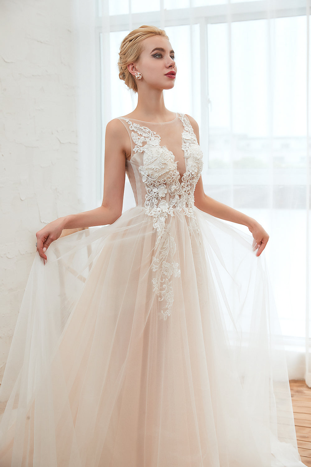 Elegant Long Sweetheart Appliques Lace Backless Tulle A-line Wedding Dress