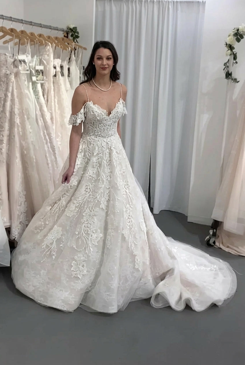 Gorgeous Long A-line Spaghetti Straps Tulle Lace Backless Wedding Dress