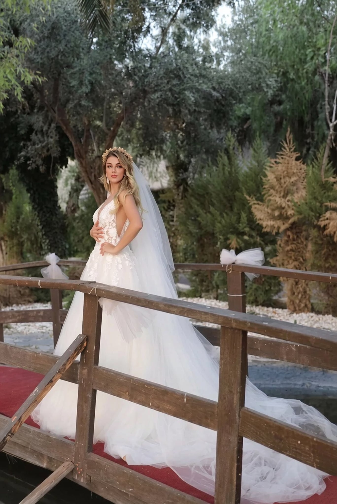 Gorgeous Long A-line V-neck Tulle Lace Wedding Dress with Appliques