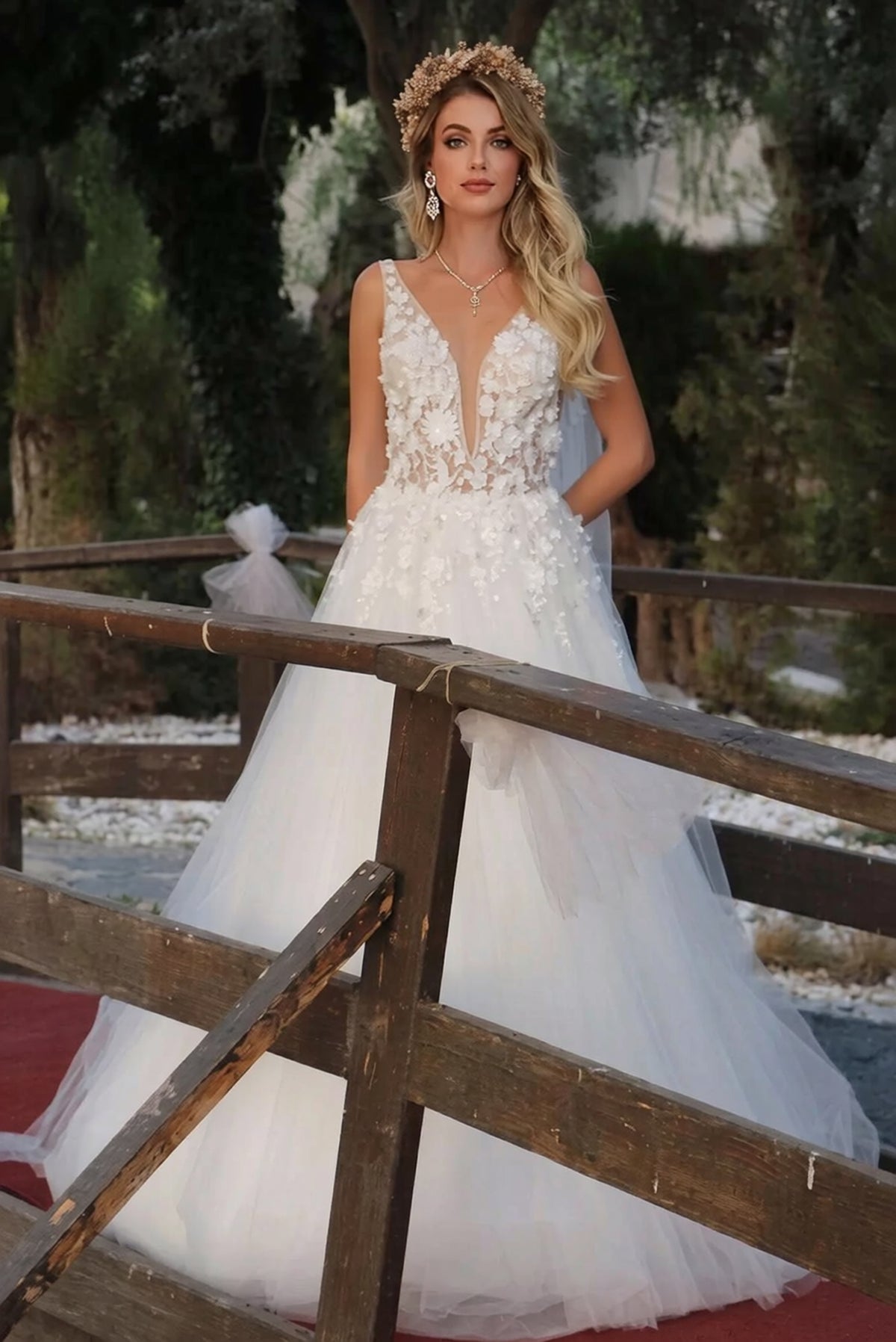 Gorgeous Long A-line V-neck Tulle Lace Wedding Dress with Appliques