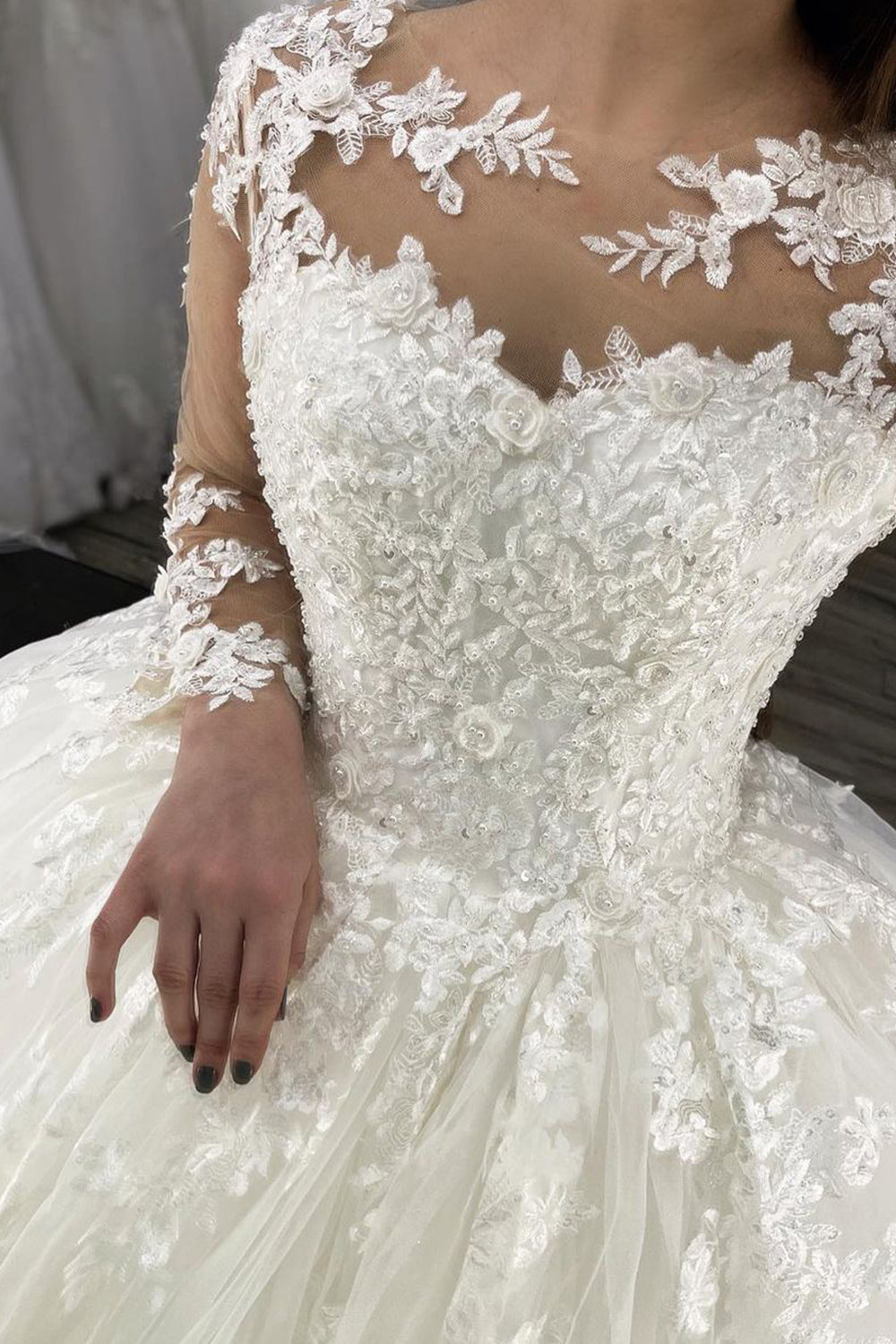Elegant Long Appliques Lace Tulle Ball Gown Ivory Wedding Dresses with Sleeves