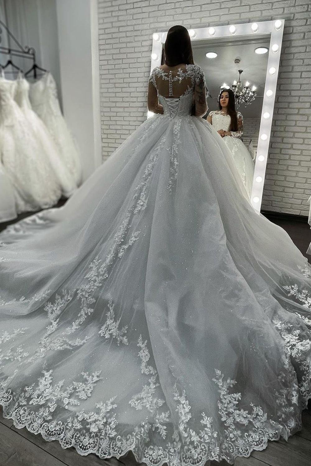 Elegant Long Appliques Lace Tulle Ball Gown Ivory Wedding Dresses with Sleeves