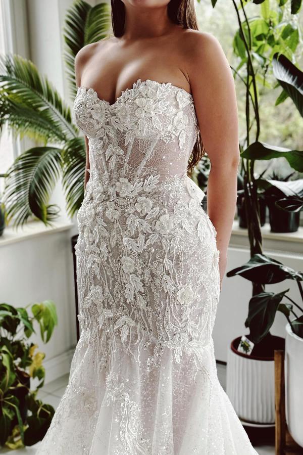 Plus Size Strapless Tulle Long Mermaid Wedding Dress with Appliques Lace