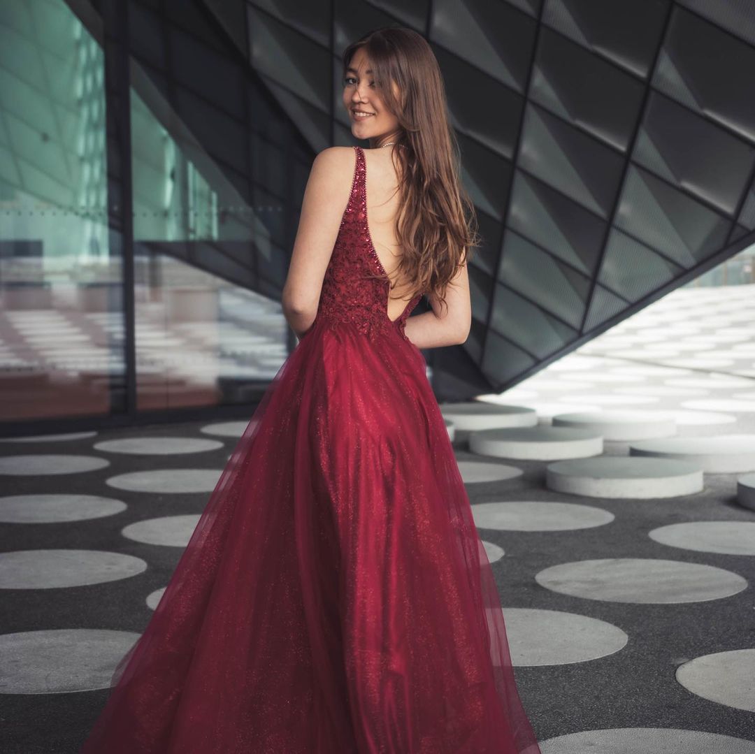 Gorgeous Long A-line V-neck Tulle Backless Prom Dress Appliques Lace