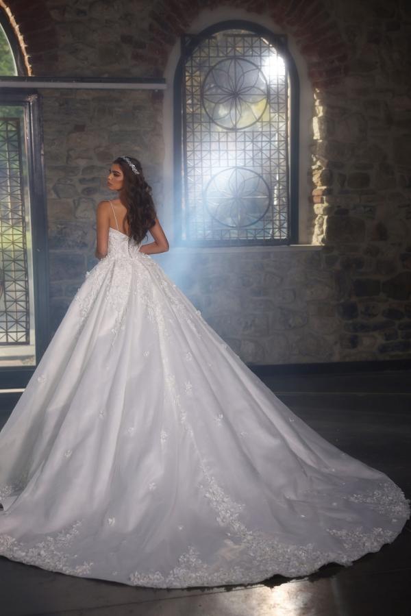 Charming Long Ball Gown Sweetheart Satin Lace Backless Wedding Dress with Train
