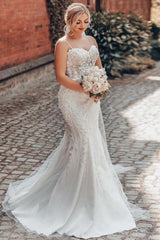 Plus Size White Mermaid Sweetheart Sleeveless Long Appliques Wedding Dress with Court Train