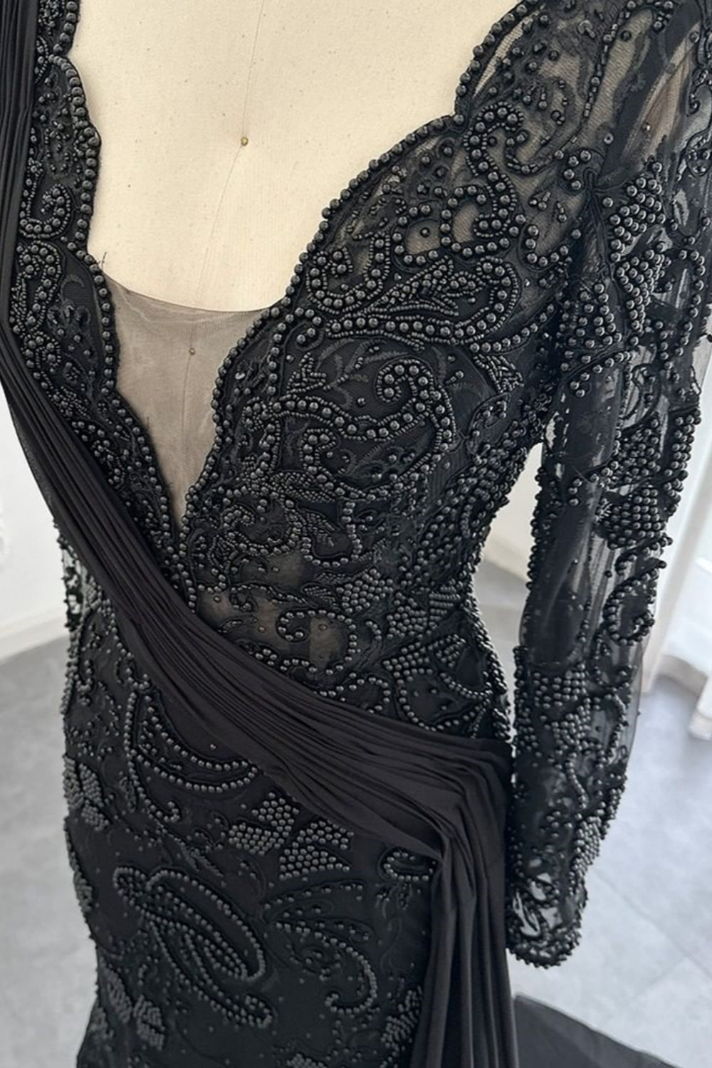 Black Long Sleeves Mermaid V-Neck Lace Formal Evening Dress with Sweep Train