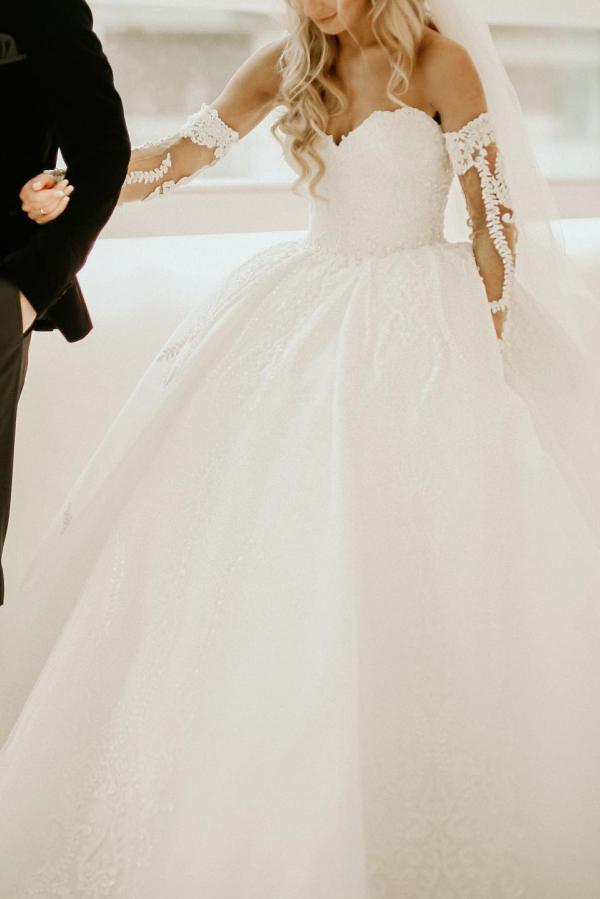 Elegant Off the shoulder Sweetheart Tulle Ball Gown Long Wedding Dress with Sleeves