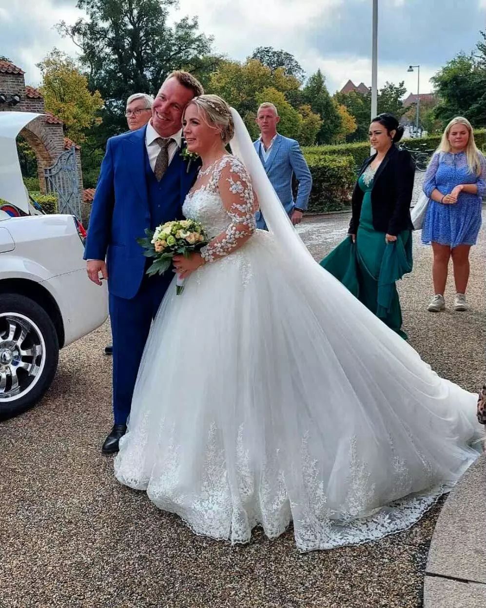 Elegant Long Ball Gown Sweetheart Tulle Wedding Dress with Sleeves