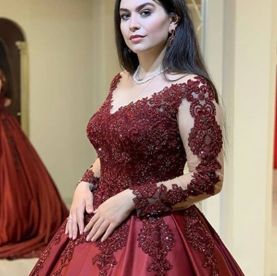 Gorgeous Burgundy Appliques V-neck Long Sleeve Ball Gown Prom Dresses