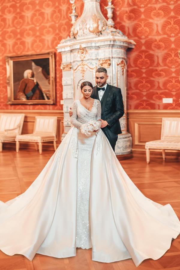 Long Sleeves Mermaid V-neck Sequined Wedding Dresses with Detachable Train