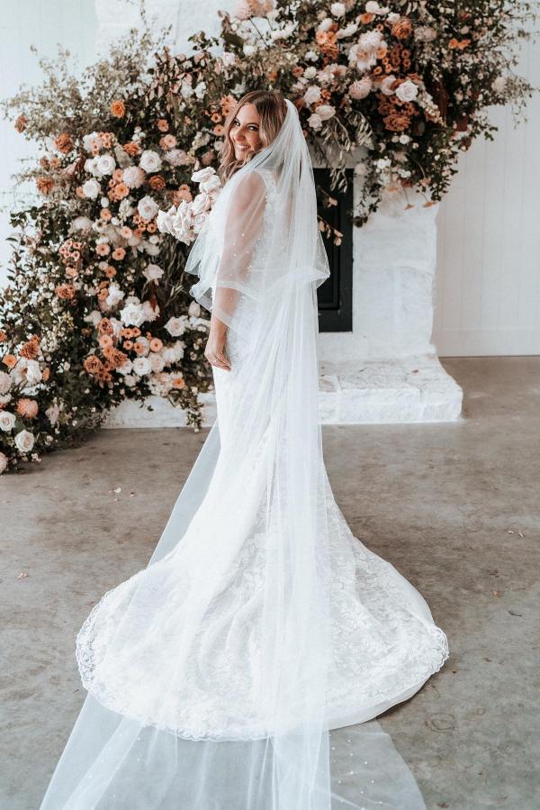 Elegant Long Mermaid V-Neck Sleeveless Floral Lace Backless Wedding Dress
