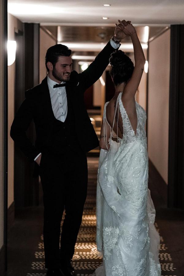 Elegant Mermaid V-neck Tulle Lace Long Backless Wedding Dress with Beading