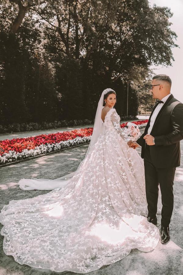 Elegant Ball Gown Scoop Neck Lace Tulle Long Appliques Wedding Dress with sleeves