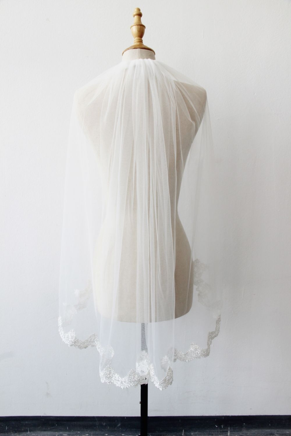 Elegant Lace Applique Edge Tulle Wedding Veil