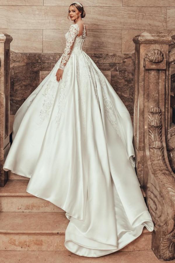 Ivory Long Ball Gown Sweetheart Satin Lace Backless Wedding Dresses with Sleeves